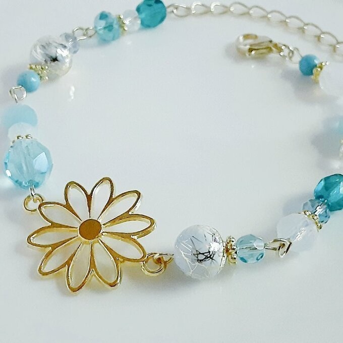 和を感じる☆大ぶりのお花の透かしチャームとビーズの和風ブレスレット(スカイブルー)