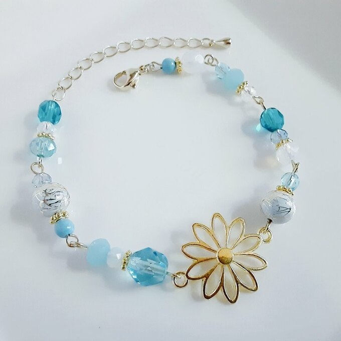 和を感じる☆大ぶりのお花の透かしチャームとビーズの和風ブレスレット(スカイブルー)