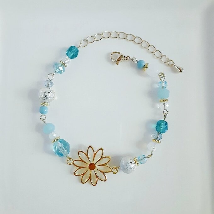 和を感じる☆大ぶりのお花の透かしチャームとビーズの和風ブレスレット(スカイブルー)
