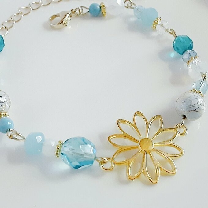 和を感じる☆大ぶりのお花の透かしチャームとビーズの和風ブレスレット(スカイブルー)