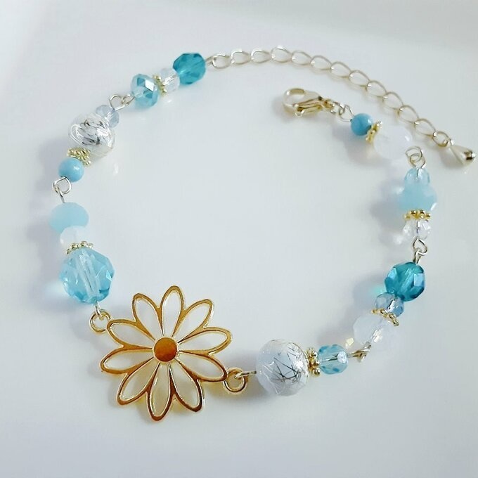 和を感じる☆大ぶりのお花の透かしチャームとビーズの和風ブレスレット(スカイブルー)