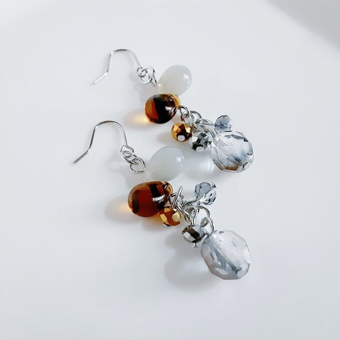 チェコビーズが揺れる☆しずくとガラスビーズのプチジャラジャラピアス/イヤリング(グレイッシュ)