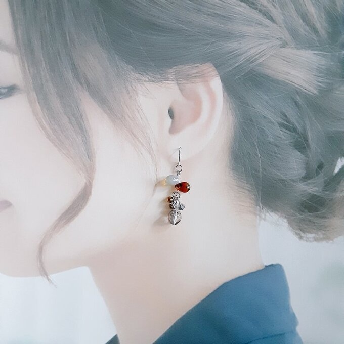 チェコビーズが揺れる☆しずくとガラスビーズのプチジャラジャラピアス/イヤリング(グレイッシュ)