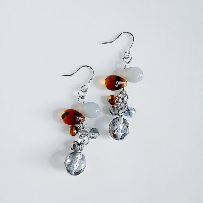 チェコビーズが揺れる☆しずくとガラスビーズのプチジャラジャラピアス/イヤリング(グレイッシュ)