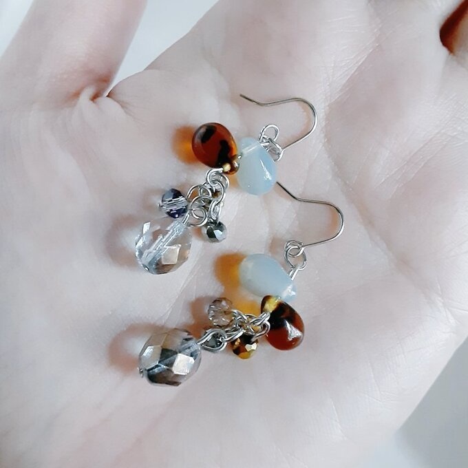 チェコビーズが揺れる☆しずくとガラスビーズのプチジャラジャラピアス/イヤリング(グレイッシュ)