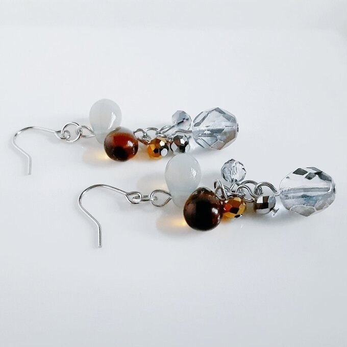 チェコビーズが揺れる☆しずくとガラスビーズのプチジャラジャラピアス/イヤリング(グレイッシュ)