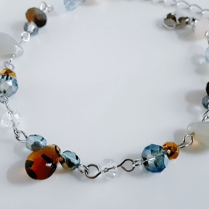 しずくとガラスビーズの大人カッコいいグレイッシュカラーのグラデーション風ブレスレット