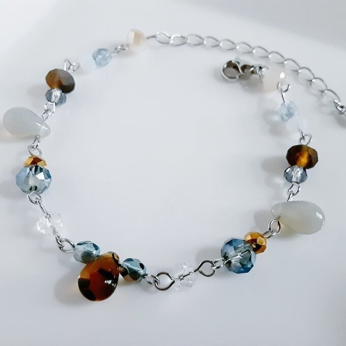 しずくとガラスビーズの大人カッコいいグレイッシュカラーのグラデーション風ブレスレット