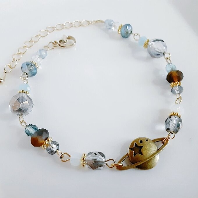 土星チャームとガラスビーズのブレスレット(グレーブルー)