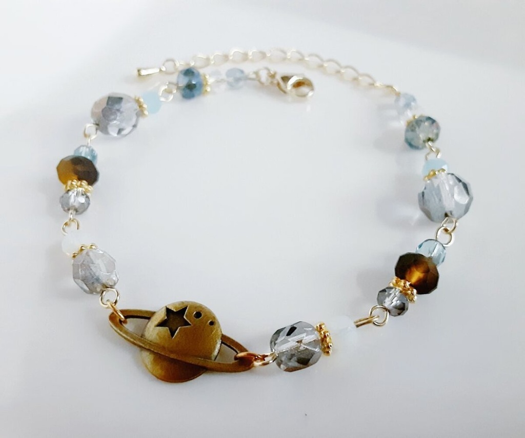 土星チャームとガラスビーズのブレスレット(グレーブルー)