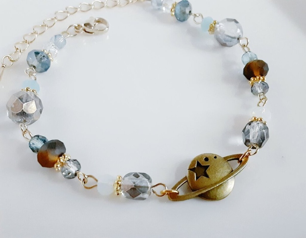 土星チャームとガラスビーズのブレスレット(グレーブルー)