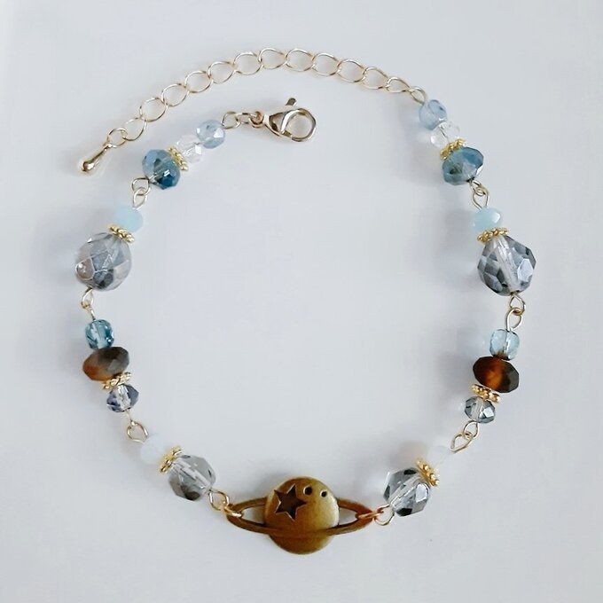 土星チャームとガラスビーズのブレスレット(グレーブルー)