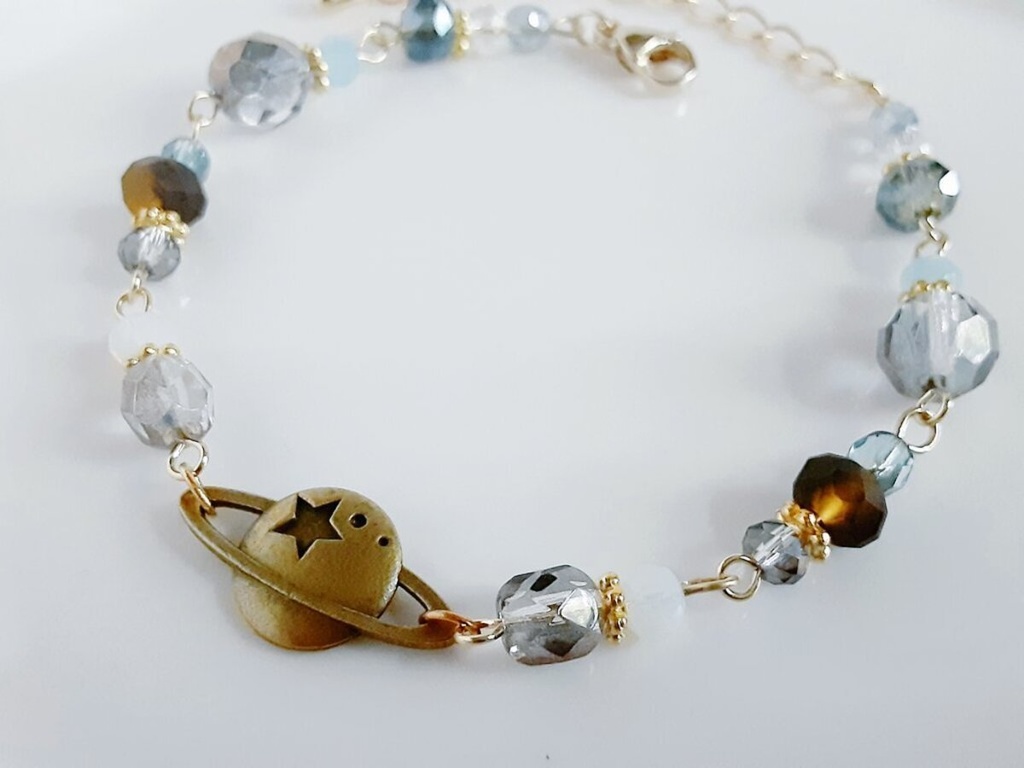土星チャームとガラスビーズのブレスレット(グレーブルー)