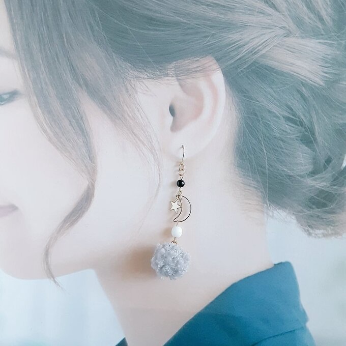 お星様が揺れる☆三日月とふわふわプードルファーのグレー色の大ぶりピアス/イヤリング