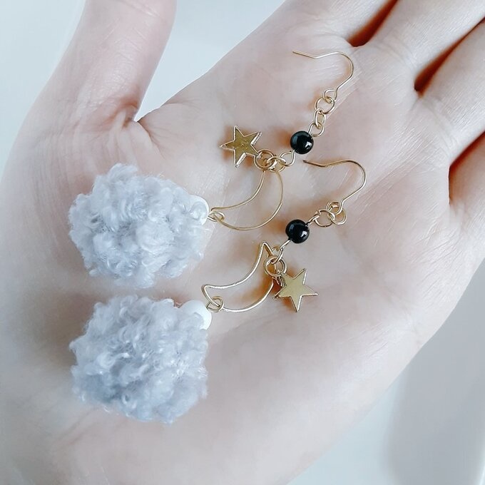 お星様が揺れる☆三日月とふわふわプードルファーのグレー色の大ぶりピアス/イヤリング