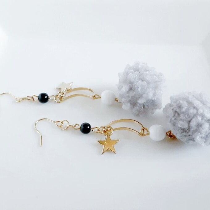 お星様が揺れる☆三日月とふわふわプードルファーのグレー色の大ぶりピアス/イヤリング