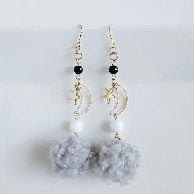 お星様が揺れる☆三日月とふわふわプードルファーのグレー色の大ぶりピアス/イヤリング
