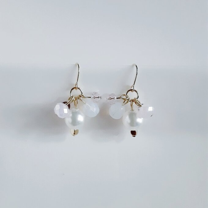 フェアリーパールとチェコビーズのプチジャラジャラピアス/イヤリング(ホワイトピンク)