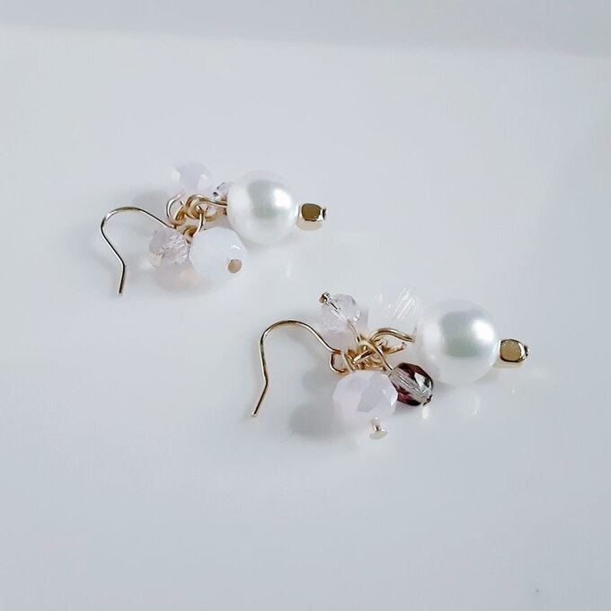 フェアリーパールとチェコビーズのプチジャラジャラピアス/イヤリング(ホワイトピンク)