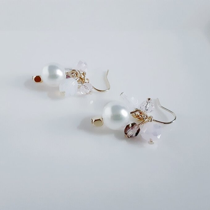 フェアリーパールとチェコビーズのプチジャラジャラピアス/イヤリング(ホワイトピンク)