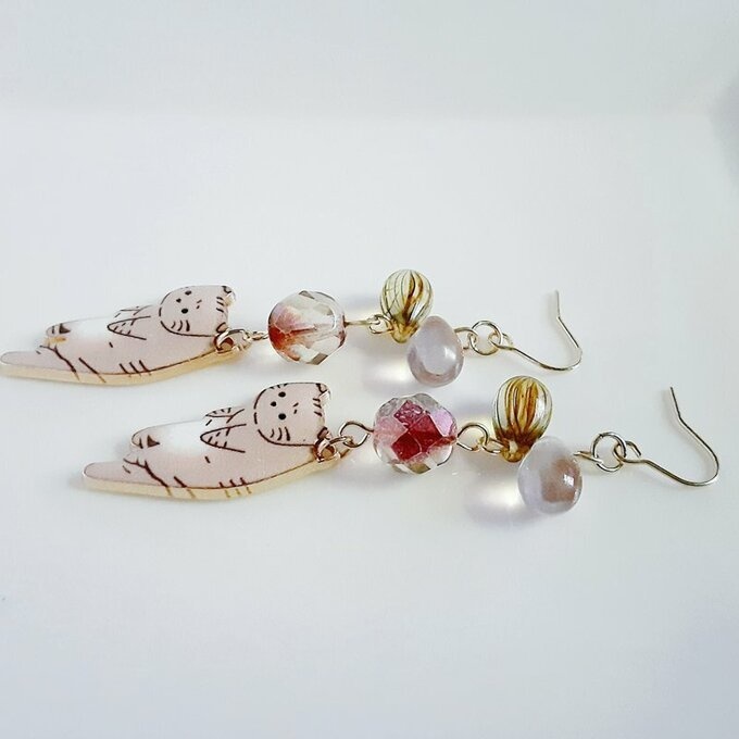 再再販☆しずくビーズとぶらぶらネコちゃんの可愛いピアス/イヤリング(茶トラ×大人シック)