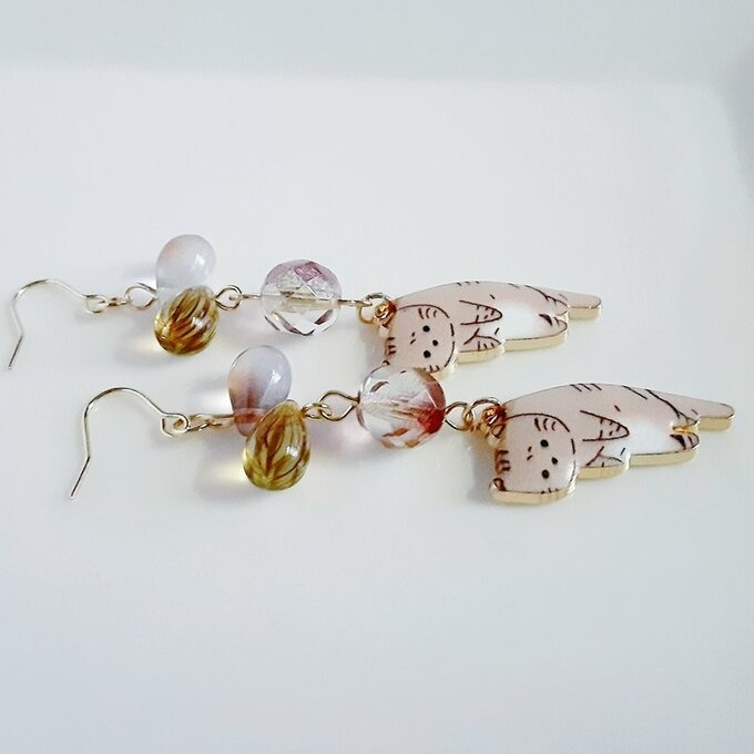 再再販☆しずくビーズとぶらぶらネコちゃんの可愛いピアス/イヤリング(茶トラ×大人シック)