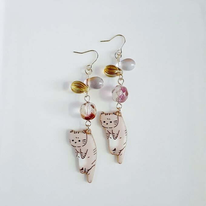 再再販☆しずくビーズとぶらぶらネコちゃんの可愛いピアス/イヤリング(茶トラ×大人シック)