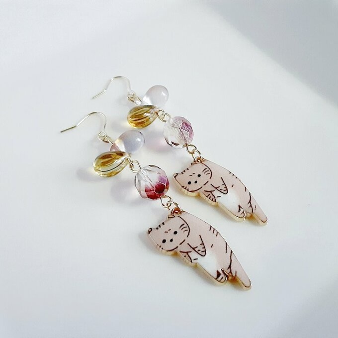 再再販☆しずくビーズとぶらぶらネコちゃんの可愛いピアス/イヤリング(茶トラ×大人シック)