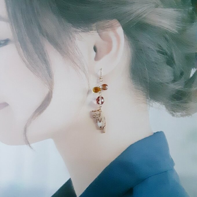 再再販☆しずくビーズとぶらぶらネコちゃんの可愛いピアス/イヤリング(茶トラ×大人シック)