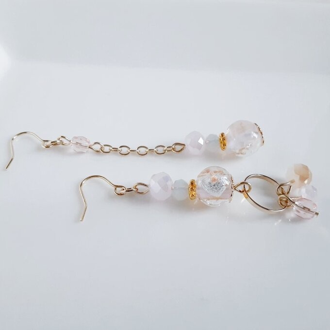 ラウンドフープ付き☆とんぼ玉ビーズとガラスビーズの淡いピンクカラーのアシンメトリーピアス/イヤリング