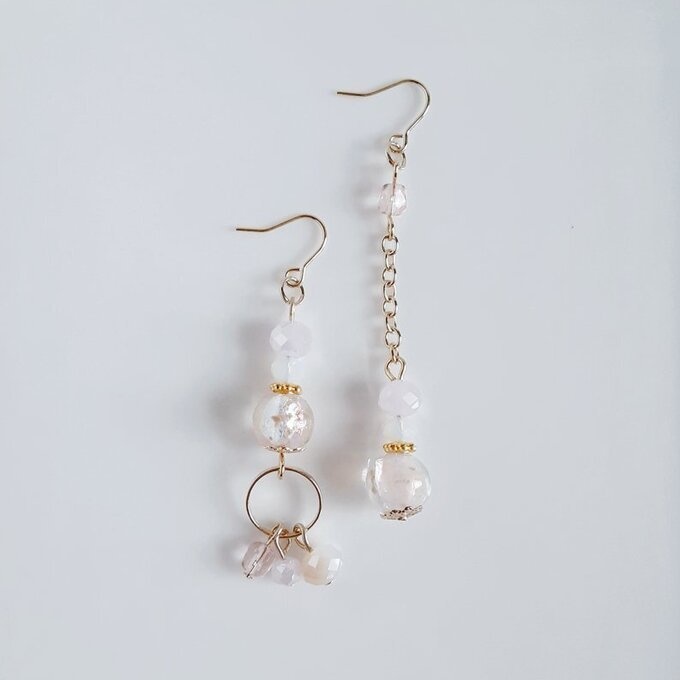 ラウンドフープ付き☆とんぼ玉ビーズとガラスビーズの淡いピンクカラーのアシンメトリーピアス/イヤリング