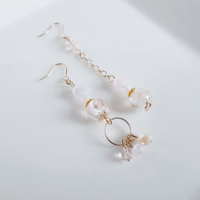 ラウンドフープ付き☆とんぼ玉ビーズとガラスビーズの淡いピンクカラーのアシンメトリーピアス/イヤリング