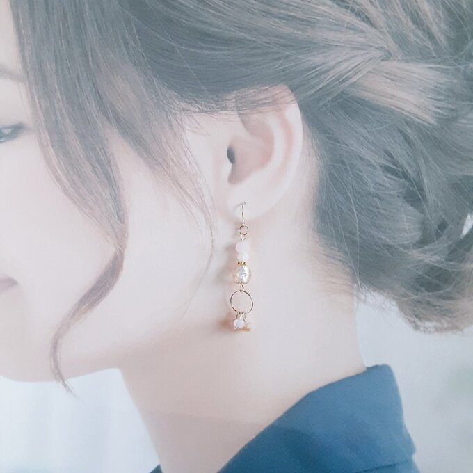 ラウンドフープ付き☆とんぼ玉ビーズとガラスビーズの淡いピンクカラーのアシンメトリーピアス/イヤリング