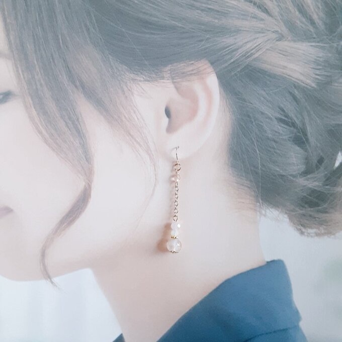 ラウンドフープ付き☆とんぼ玉ビーズとガラスビーズの淡いピンクカラーのアシンメトリーピアス/イヤリング