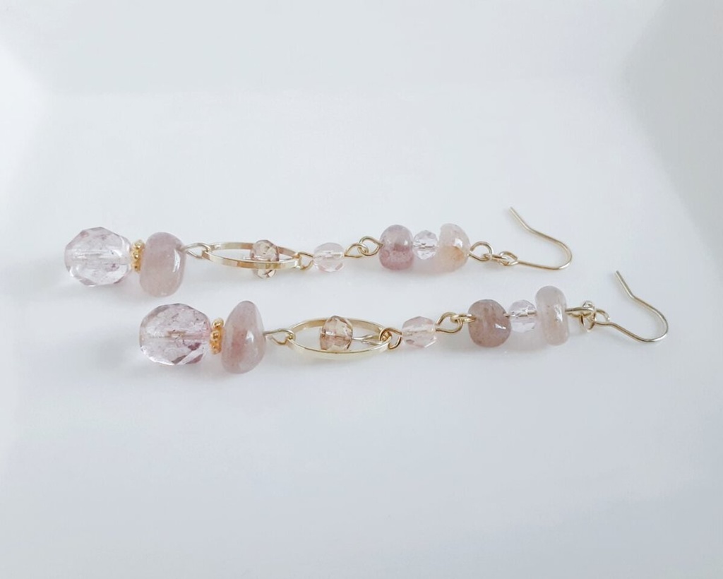 アフリカンレッドアベンチュリンとオーバルフープとチェコビーズのピアス/イヤリング