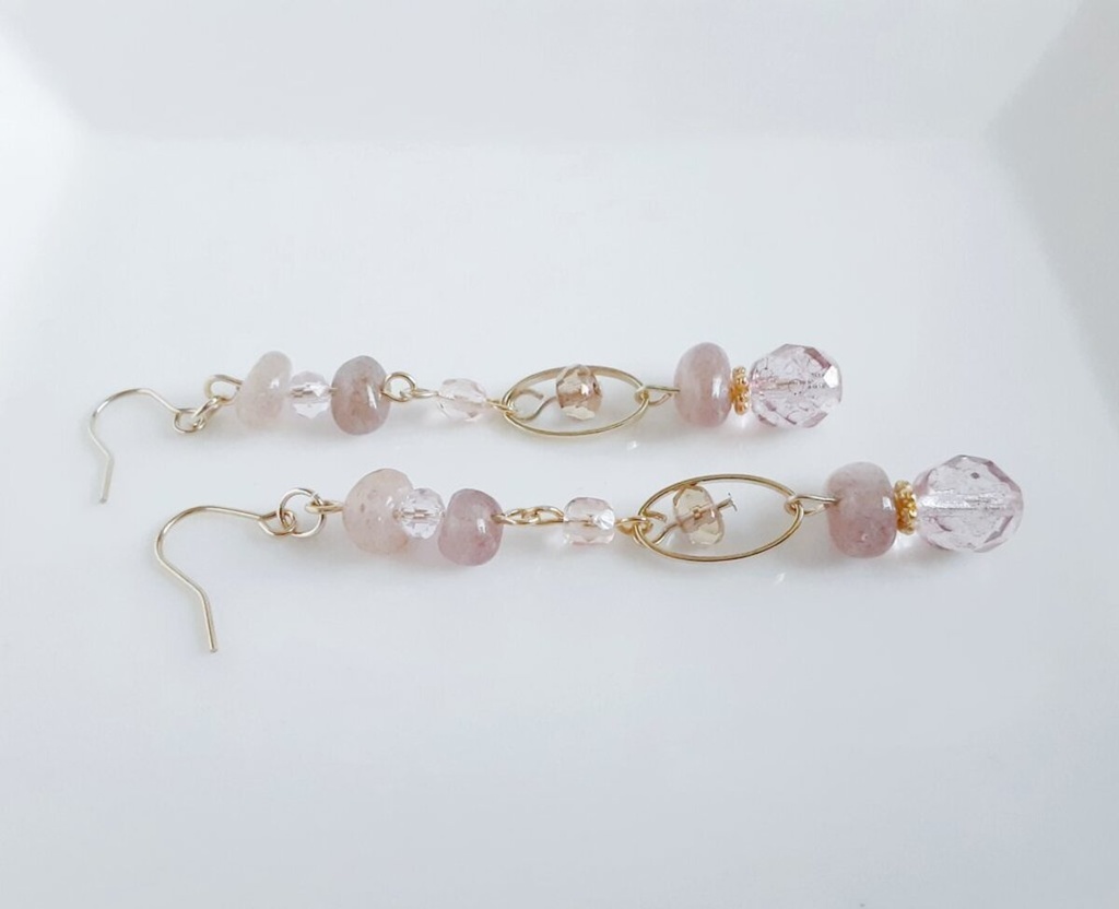 アフリカンレッドアベンチュリンとオーバルフープとチェコビーズのピアス/イヤリング