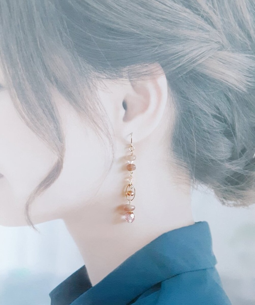 アフリカンレッドアベンチュリンとオーバルフープとチェコビーズのピアス/イヤリング