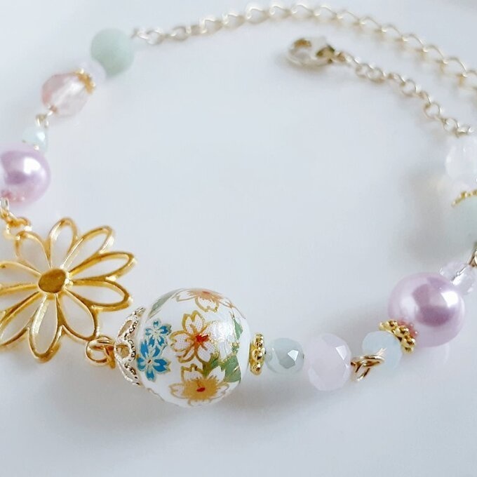 再販☆和を感じる☆桜の転写ビーズと大ぶりのお花の透かしチャームのピンクグリーンカラーの和風ブレスレット