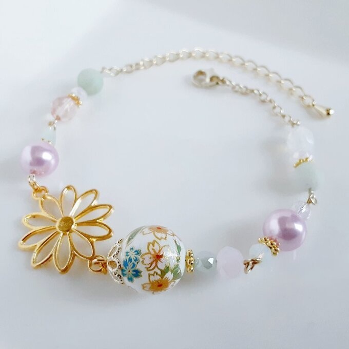 再販☆和を感じる☆桜の転写ビーズと大ぶりのお花の透かしチャームのピンクグリーンカラーの和風ブレスレット