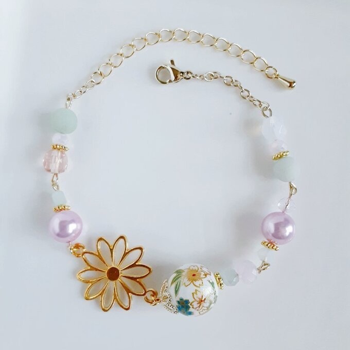 再販☆和を感じる☆桜の転写ビーズと大ぶりのお花の透かしチャームのピンクグリーンカラーの和風ブレスレット