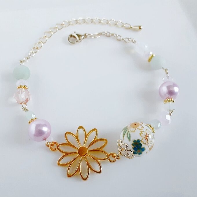 再販☆和を感じる☆桜の転写ビーズと大ぶりのお花の透かしチャームのピンクグリーンカラーの和風ブレスレット