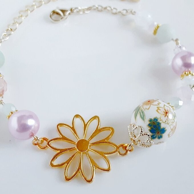再販☆和を感じる☆桜の転写ビーズと大ぶりのお花の透かしチャームのピンクグリーンカラーの和風ブレスレット