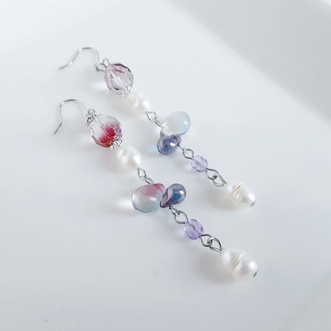 上品な淡水パールが揺れる☆ぷっくりしずくとチェコビーズのゆらゆらロングピアス/イヤリング(大人パープル)