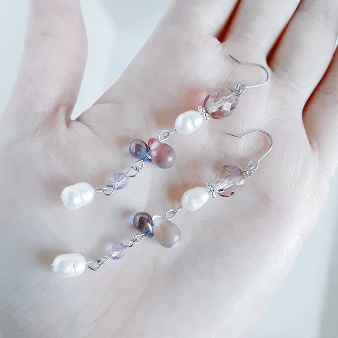 上品な淡水パールが揺れる☆ぷっくりしずくとチェコビーズのゆらゆらロングピアス/イヤリング(大人パープル)