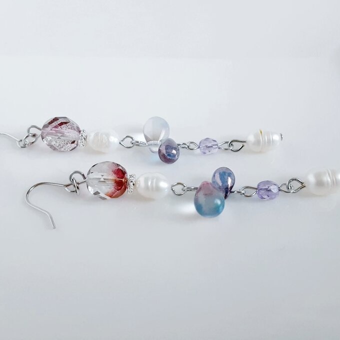 上品な淡水パールが揺れる☆ぷっくりしずくとチェコビーズのゆらゆらロングピアス/イヤリング(大人パープル)