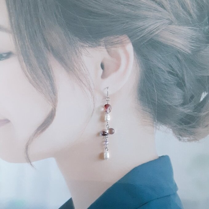 上品な淡水パールが揺れる☆ぷっくりしずくとチェコビーズのゆらゆらロングピアス/イヤリング(大人パープル)