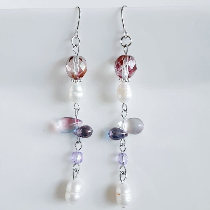 上品な淡水パールが揺れる☆ぷっくりしずくとチェコビーズのゆらゆらロングピアス/イヤリング(大人パープル)