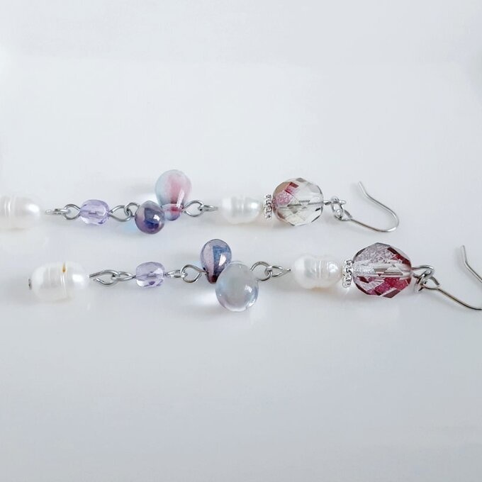 上品な淡水パールが揺れる☆ぷっくりしずくとチェコビーズのゆらゆらロングピアス/イヤリング(大人パープル)