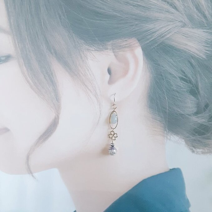 しずくが揺れるオーバルフープと唐草ビーズと四葉のクローバーのピアス/イヤリング(紫とグレー)