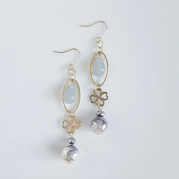 しずくが揺れるオーバルフープと唐草ビーズと四葉のクローバーのピアス/イヤリング(紫とグレー)